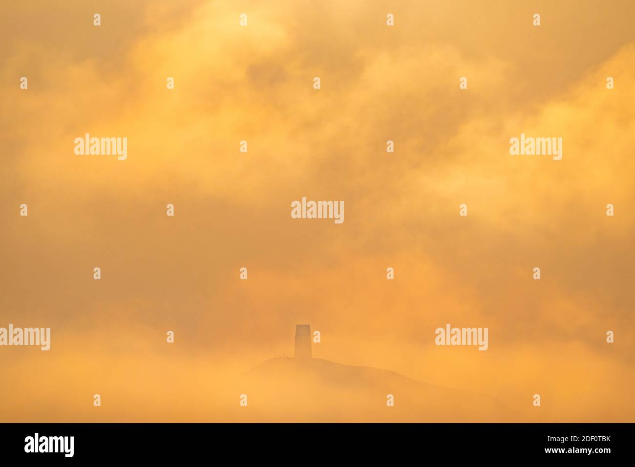 Equinox d'automne : lumière et brume matinales au-dessus de Glastonbury Tor dans le Somerset, vues depuis les marais d'Avalon le dernier jour avant la fin officielle de l'été. Banque D'Images