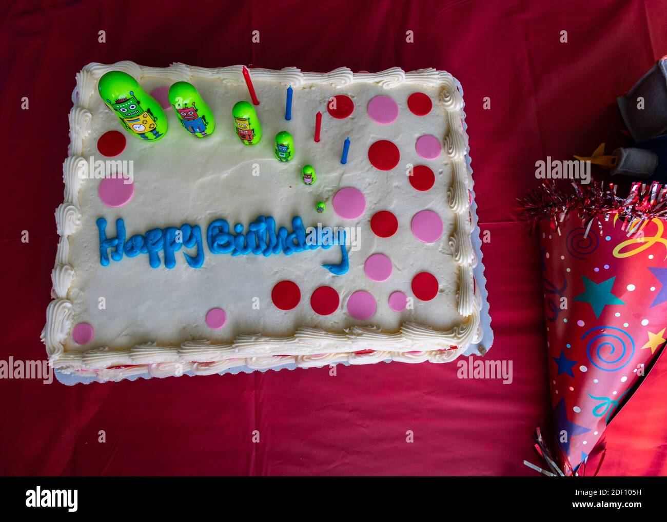 Un Gateau D Anniversaire Recouvert De Pois Colores De Bougies Et D Extraterrestres A Cote D Un Chapeau De Fete Photo Stock Alamy