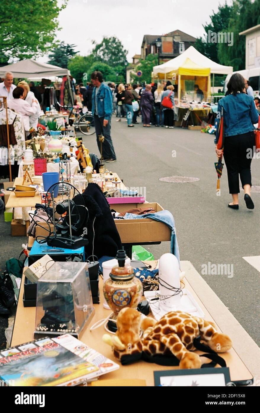 AJAXNETPHOTO. LOUVECIENNES, FRANCE. - GRENIER - ÉTALS DISPOSÉS SUR LES RUES DU VILLAGE POUR LA VENTE PUBLIQUE ANNUELLE DE LA VIDE GRENIERS; LE VILLAGE ÉTAIT UN LIEU FRÉQUENTÉ PAR DES ARTISTES DU XIXE SIÈCLE, DONT CAMILLE PISSARRO ET ALFRED SISLEY. RENOIR Y A VÉCU PENDANT UN CERTAIN TEMPS.PHOTO:JONATHAN EASTLAND/AJAX REF:CD21544 26 Banque D'Images