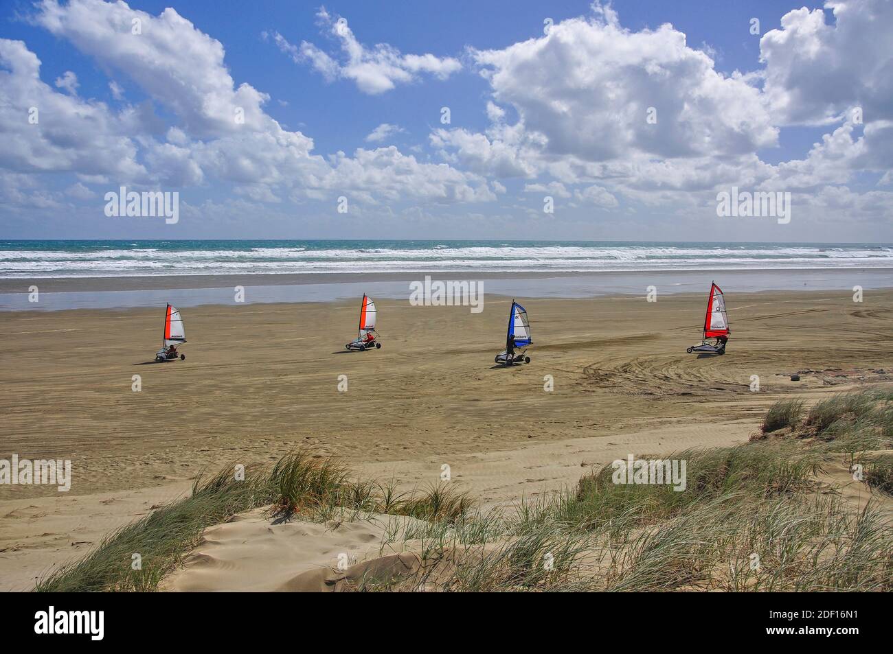 Char à voile sur quatre-vingt-dix Mile Beach, Northland, North Island, New Zealand Banque D'Images