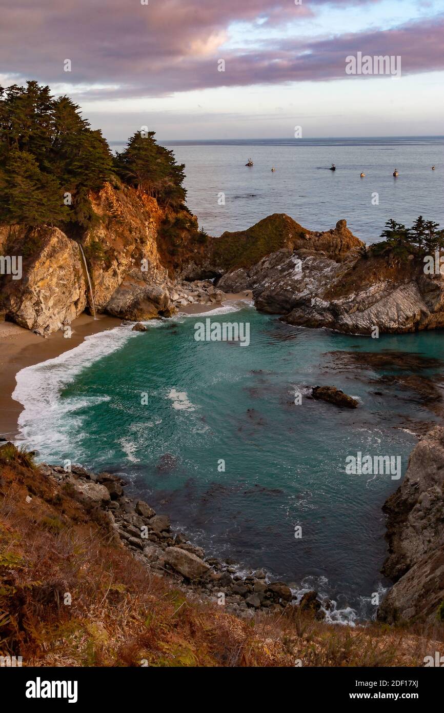 Chutes McWay le long de la Pacific Coast Highway à Big sur, Californie Banque D'Images