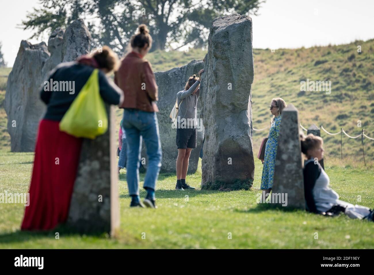 Equinox d'automne au cercle de pierres d'Avebury. Les disciples païens se rassemblent pour toucher, méditer et chanter autour des pierres néolithique d'Avebury. Wiltshire, Royaume-Uni Banque D'Images