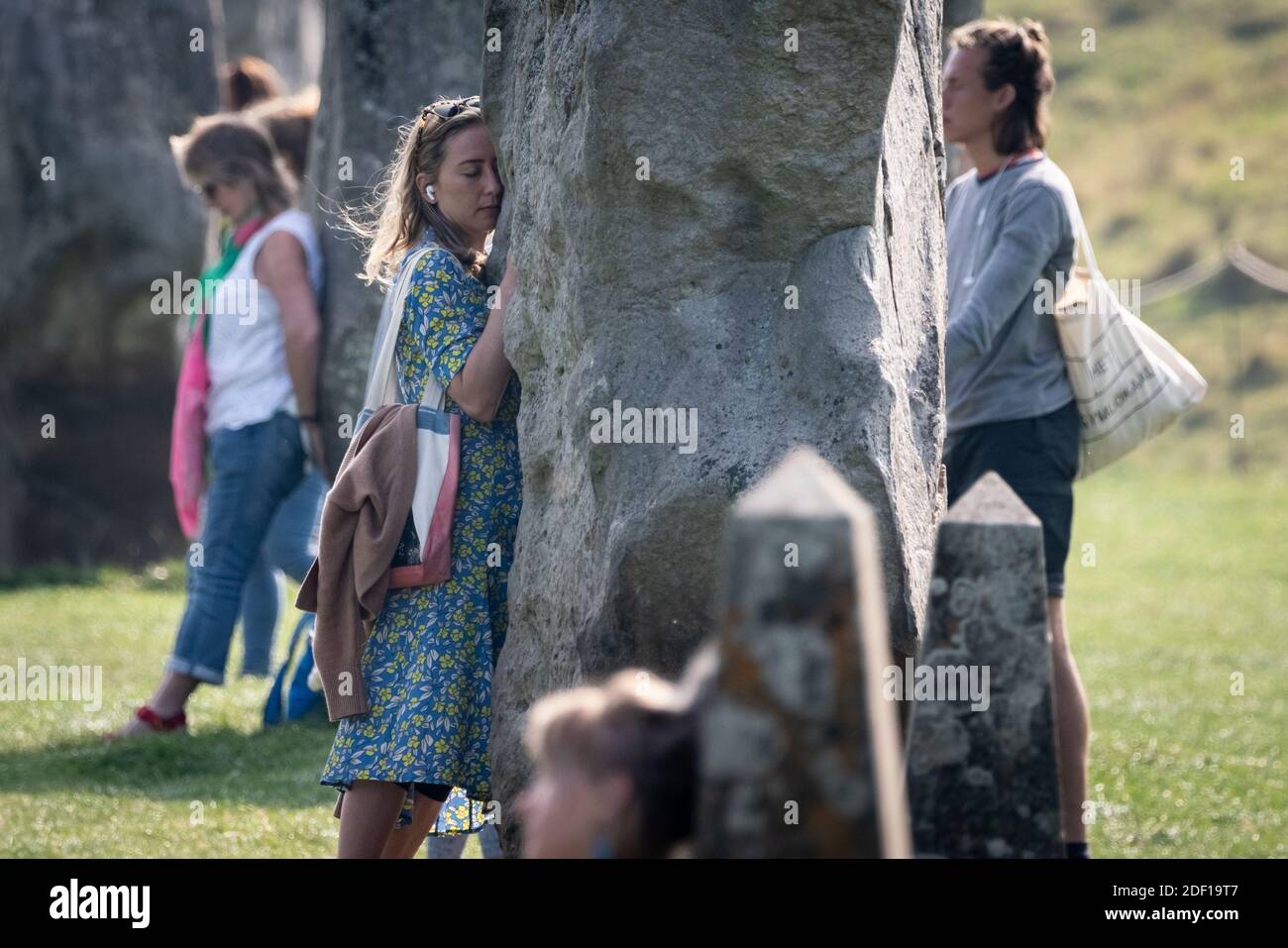 Equinox d'automne au cercle de pierres d'Avebury. Les disciples païens se rassemblent pour toucher, méditer et chanter autour des pierres néolithique d'Avebury. Wiltshire, Royaume-Uni Banque D'Images