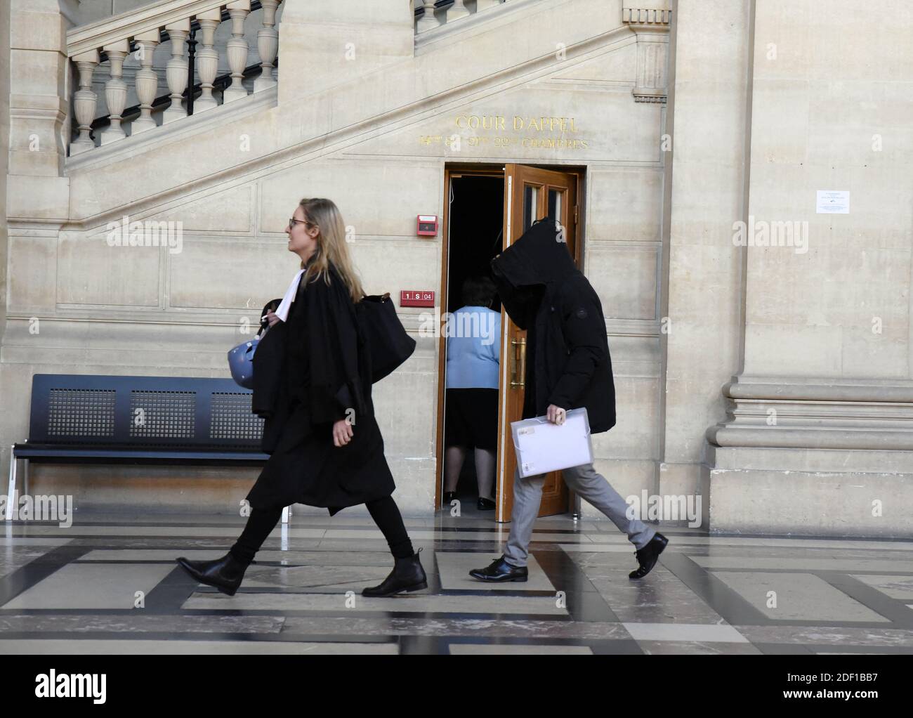 Ala Eddine Benali, ex compagnon de voyage de Mourad Fares, est apparu libre sous contrôle judiciaire, ici avec ses avocats au tribunal de Paris, France, le 21 janvier 2020. Mardi, le procès des tarifs djihadistes de Mourad se poursuit devant la cour spéciale de justice du TGI de la ville, à Paris, en France. Mourad Fares, un ancien personnage de recrutement pour le djihad en Syrie et accusé d'avoir dirigé un groupe de jeunes combattants français. Parti pour la Syrie, Mourad Fares a été arrêté à son retour en août 2014 en Turquie et remis en France en septembre. Incarcéré depuis. Mourad Fares est suspecté de Banque D'Images