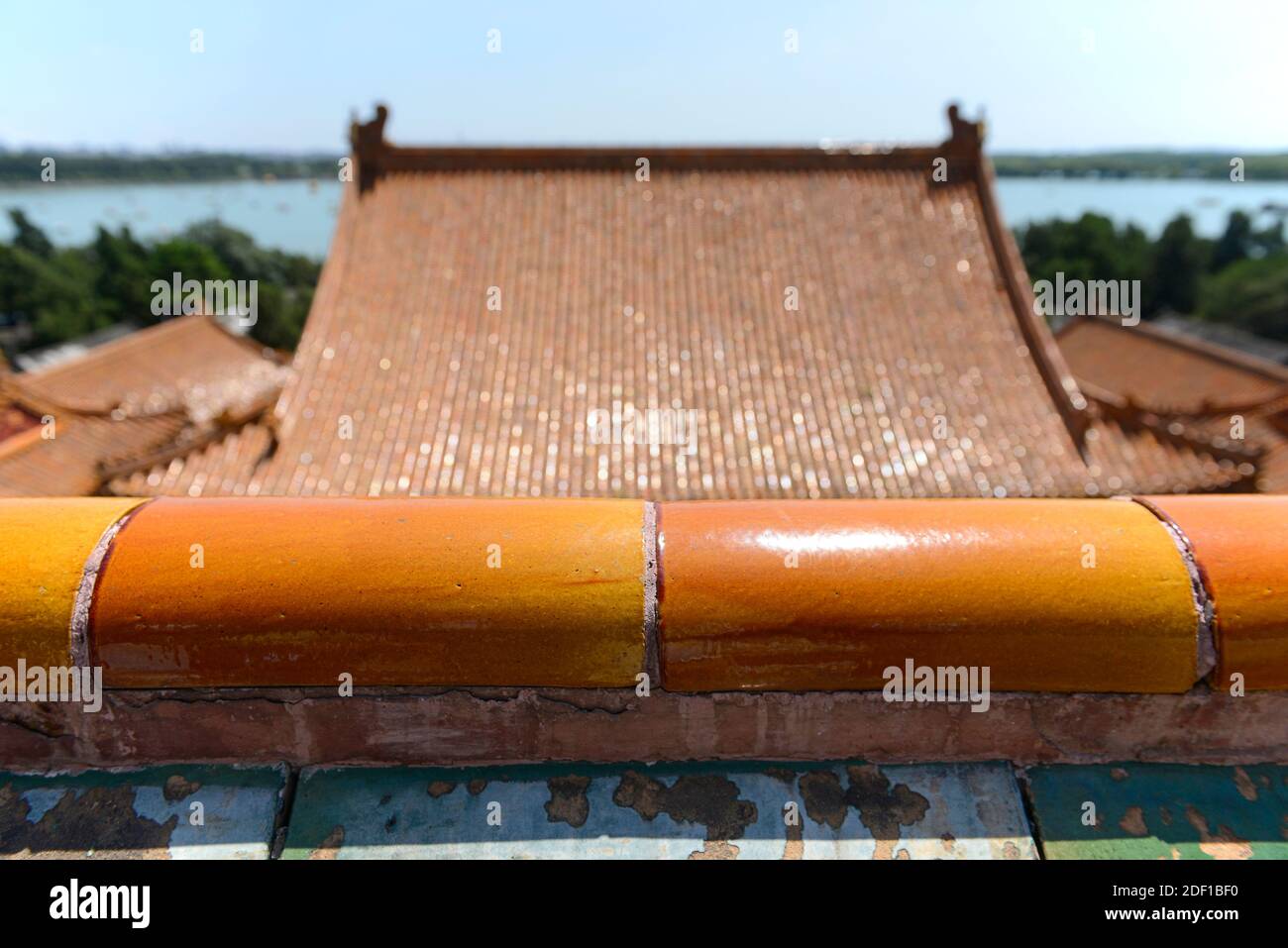 Carreaux jaunes impériaux au Palais d'été de Beijing, en Chine Banque D'Images