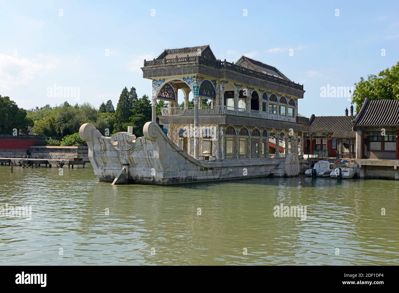 Le pavillon de bateau en marbre sur le lac Kunming au Palais d'été dans le nord-ouest de Beijing a été construit en 1755. Pékin, Chine Banque D'Images