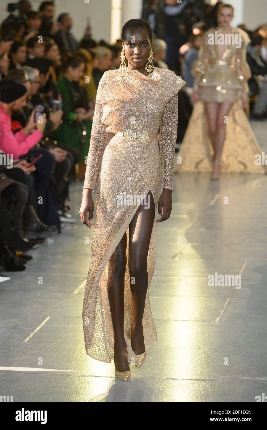Un mod le marche sur la piste lors du salon Elie Saab haute