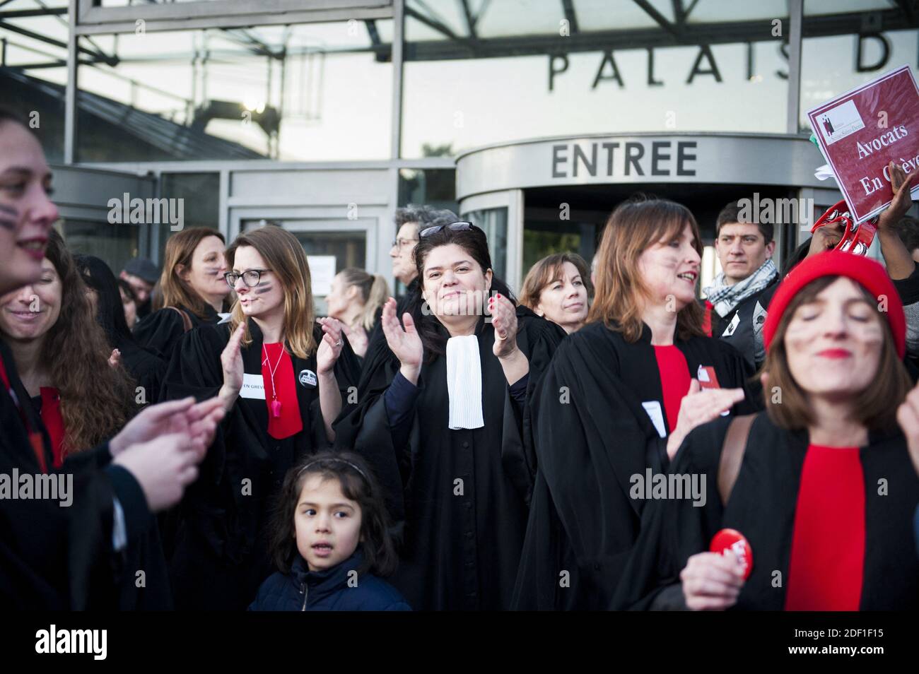 L'avocat Raquel Garrido du bar Seine-Saint-Denis se réunit devant le palais  de justice de Bobigny, près de Paris, en France, pour protester contre la  perte de leur régime de retraite distinct, dans