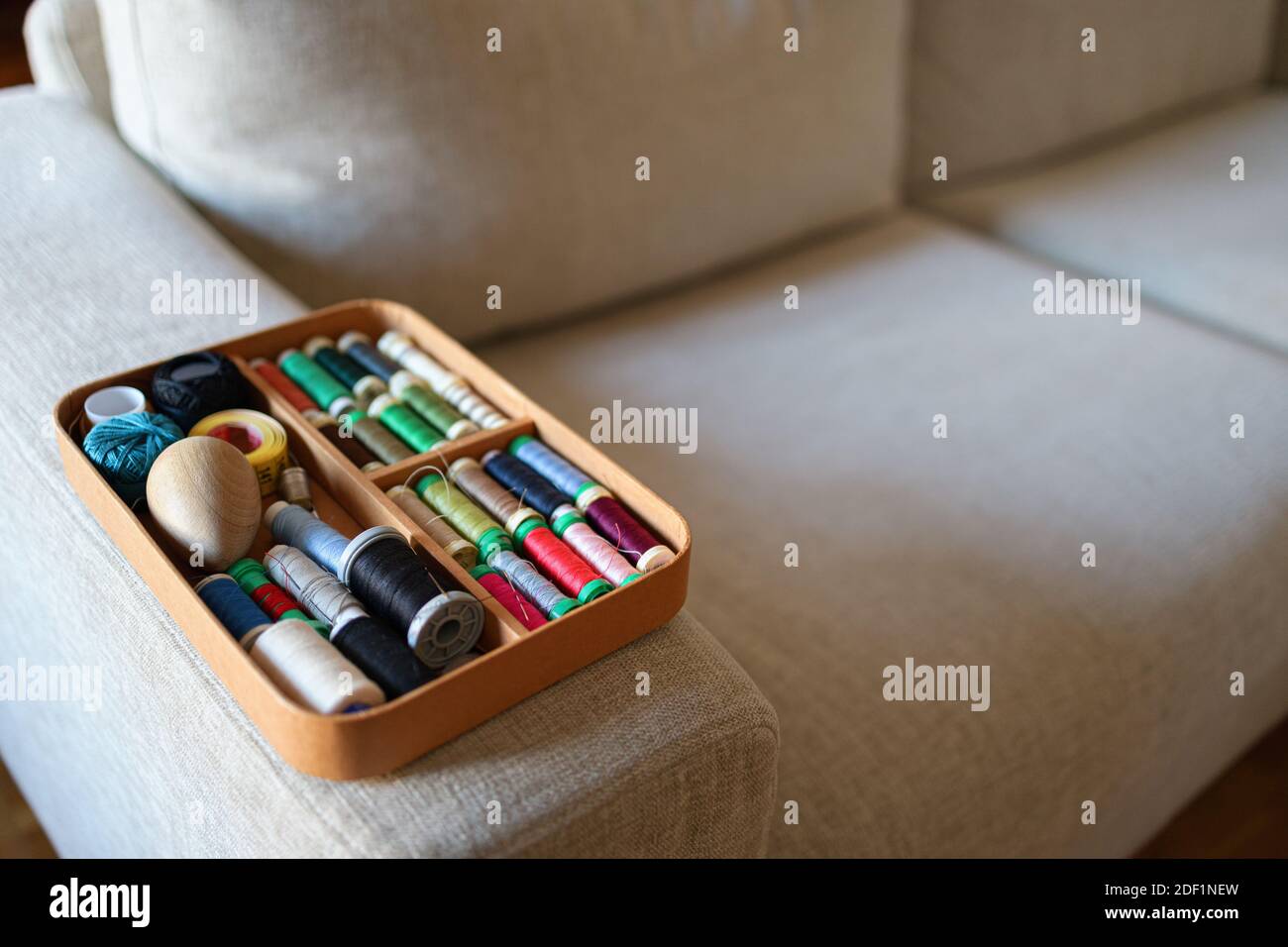 Kit de couture dans un coffret en bois sur un canapé Banque D'Images