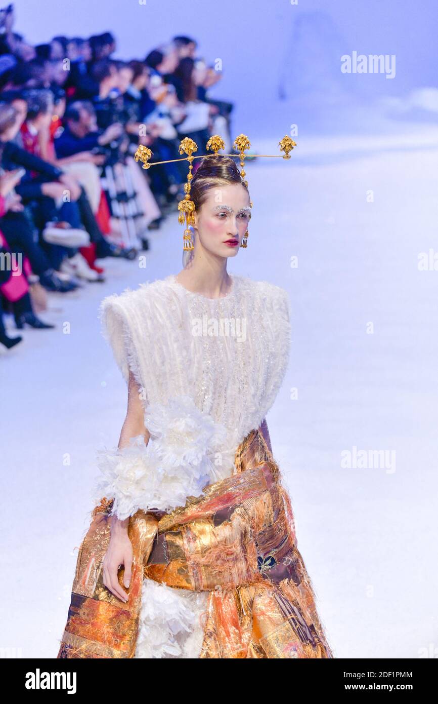 Un modèle marche sur la piste pendant le spectacle de Guo PEI haute Couture  Printemps/été 2020 dans le cadre de la semaine de la mode de Paris le 22  janvier 2020 à