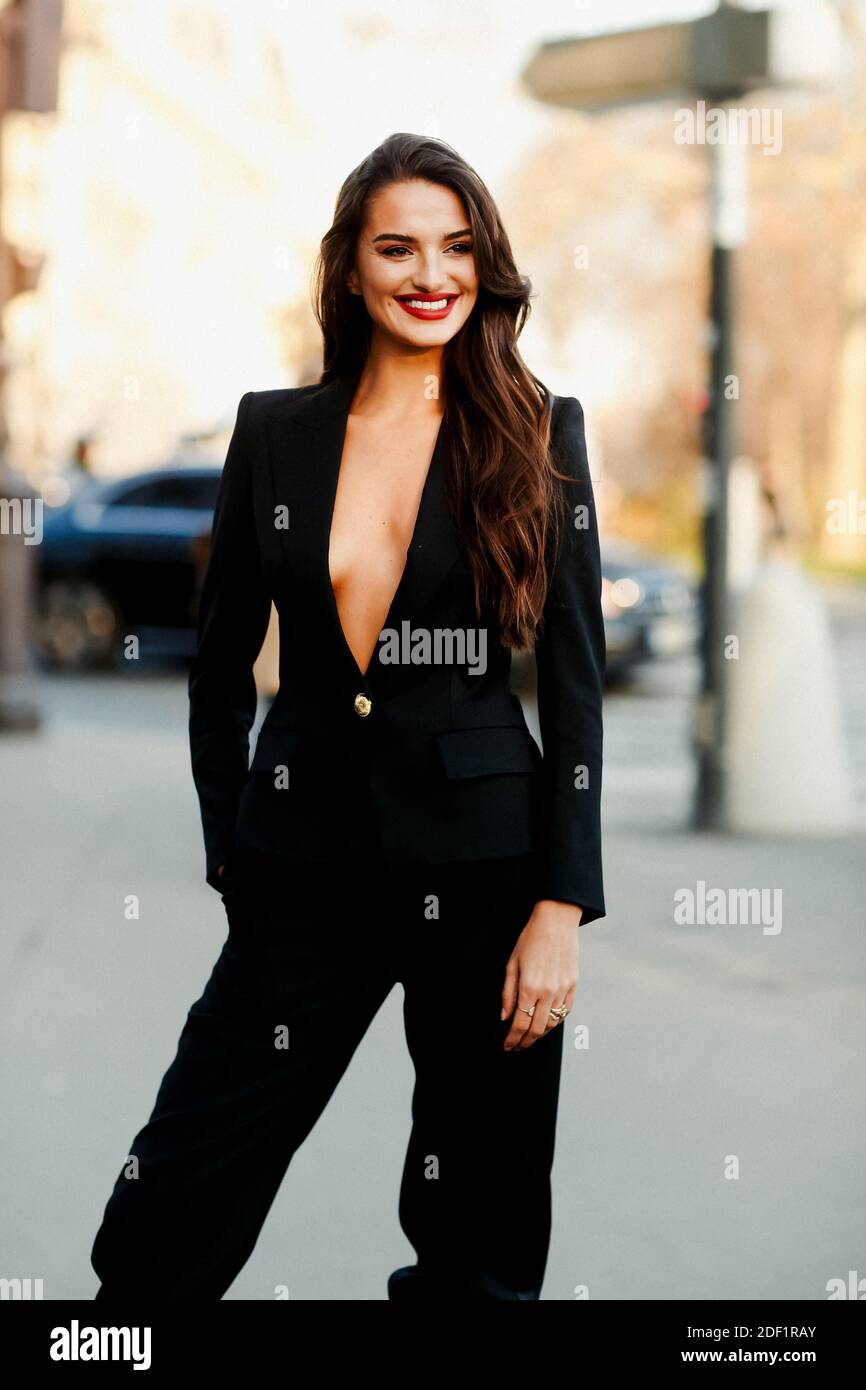 Street style Gabrielle Caunesil arrive a Alexandre Vprochaines Printemps ete 2020 haute Couture show qui s est tenu au Grand Palais Paris France le 21 janvier 2020. Photo de Marie Paola Bertrand Hilli...