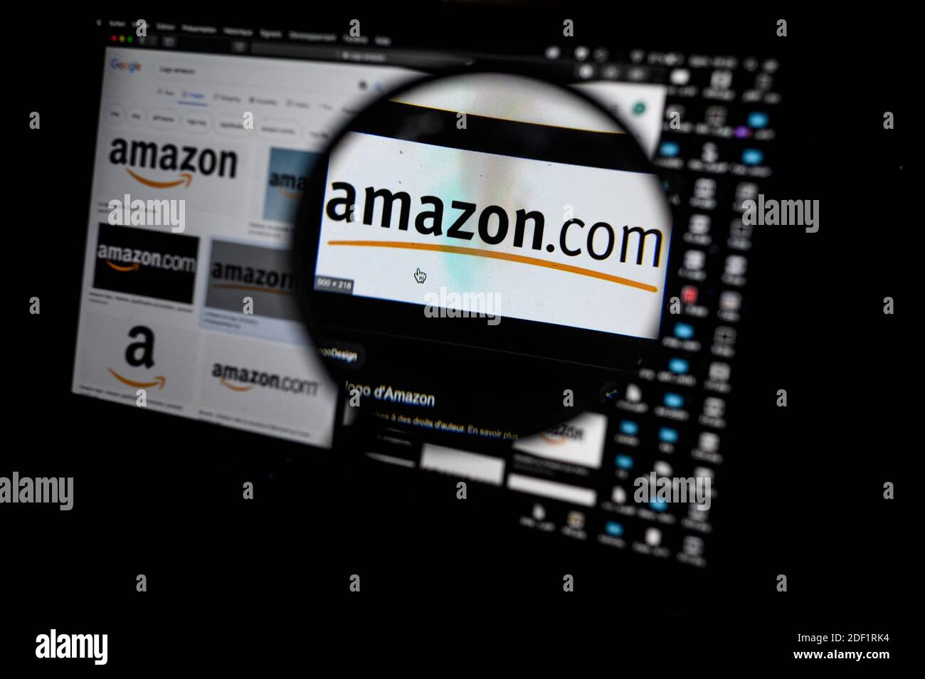 Illustration AMAZON (logo) est visible à l'écran à Paris le 25 janvier 2020. Photo par Eliot Blondt/ABACAPRESS.COM Banque D'Images