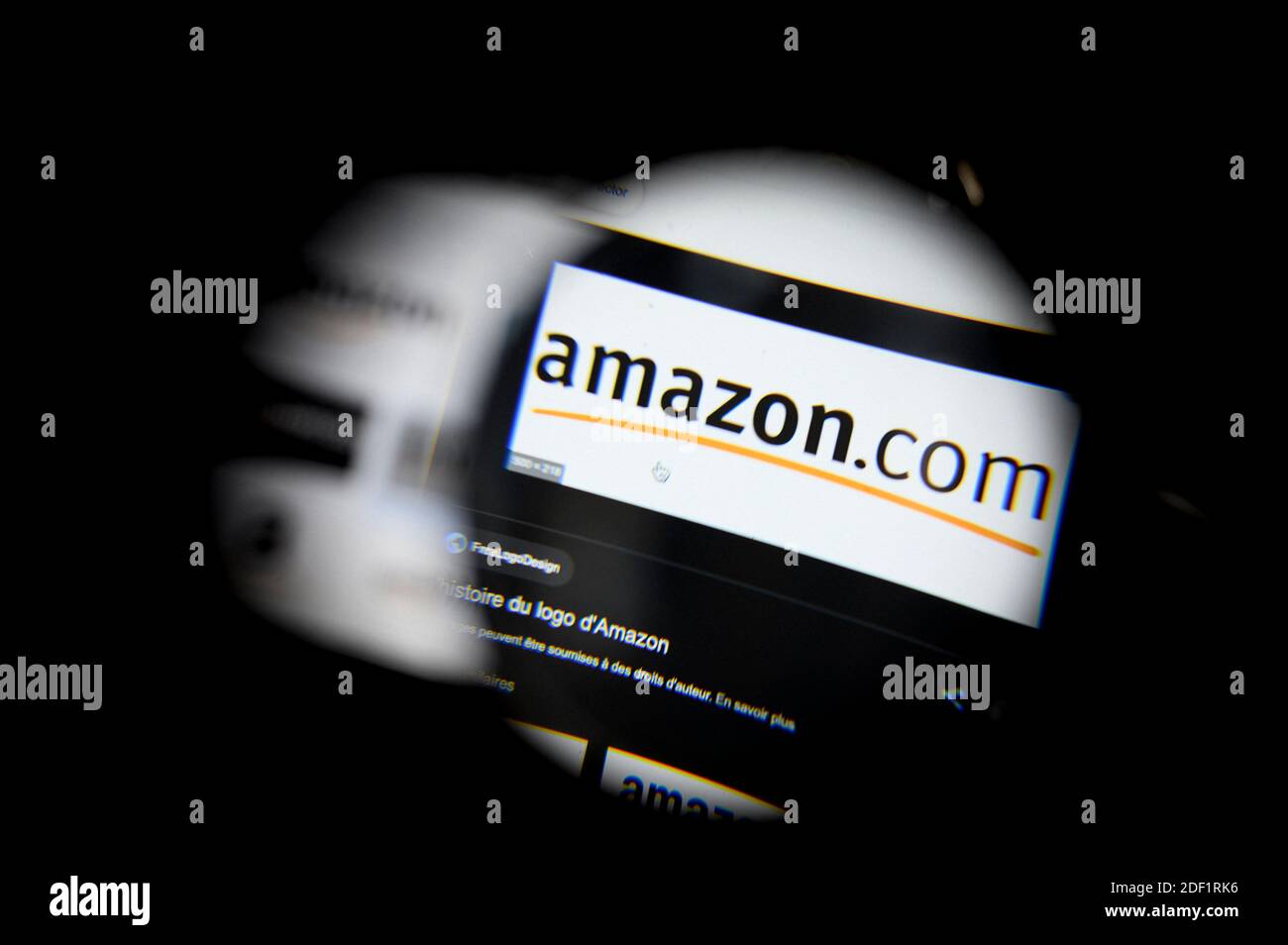 Illustration AMAZON (logo) est visible à l'écran à Paris le 25 janvier 2020. Photo par Eliot Blondt/ABACAPRESS.COM Banque D'Images