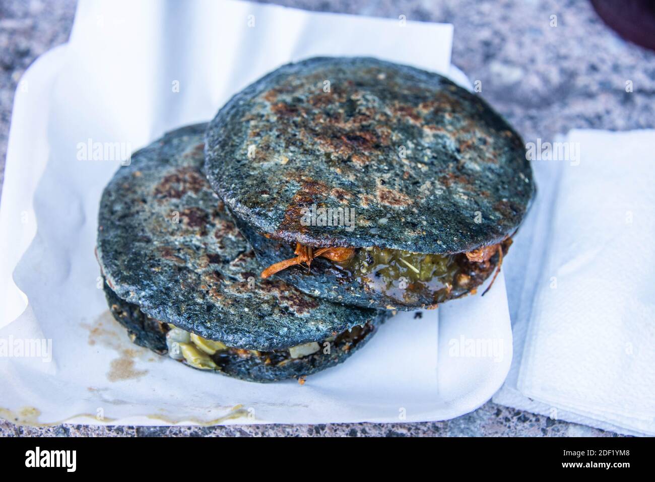 Gorditas au maïs bleu savoureux, Bernal, Queretaro, Mexique Banque D'Images