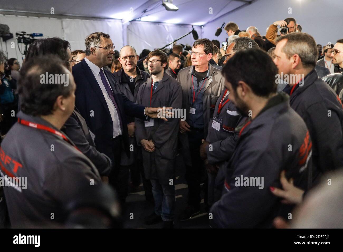 Directeur général du géant pétrolier français Total, Patrick Pouyanne, dont la filiale SFT groupe (Société des auteurs fixes et de traction), lors d'une visite du président français Emmanuel Macron à l'usine de production de batteries automobiles Saft de Nersac, près d'Angoulême, dans l'ouest de la France, le 30 janvier, 2020.photo de Thibaud Moritz/ABACAPRESS.COM Banque D'Images
