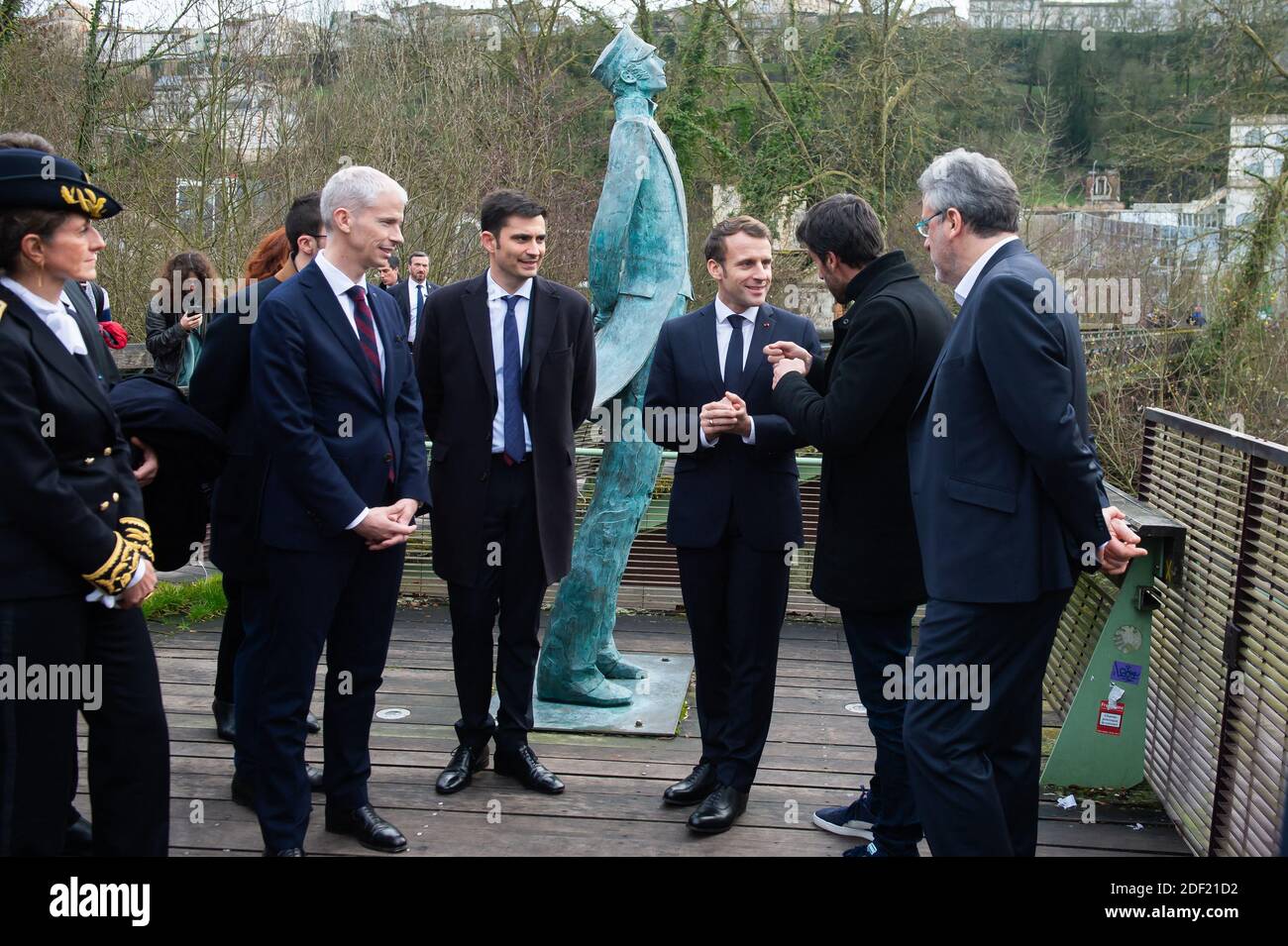 Le président Emmanuel Macron, ici avec le ministre de la Culture Franck Riester et maire de la ville Xavier Bonnefont, rend visite au 47e Festival International de Comics d'Angoulême (Festival International de la Bande Dessinee d'Angoulême) le 30 janvier 2020, à Angoulême, en France. Photo de Jean-Michel Nossant/Pool/ABACAPRESS.COM Banque D'Images