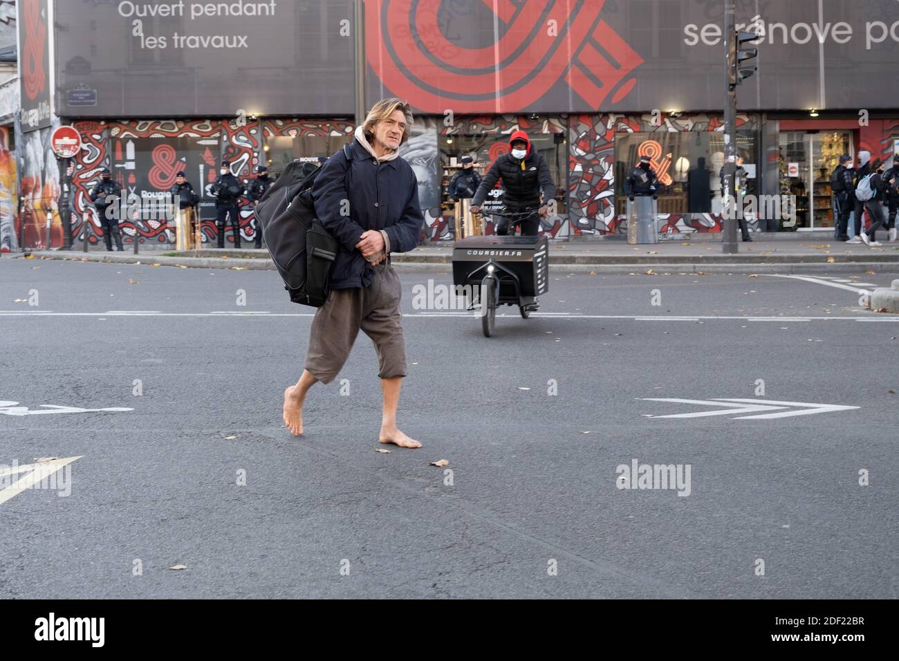 Paris, France - 28 novembre 2020 : lors de la marche contre la loi mondiale de sécurité, homme pieds nus Banque D'Images