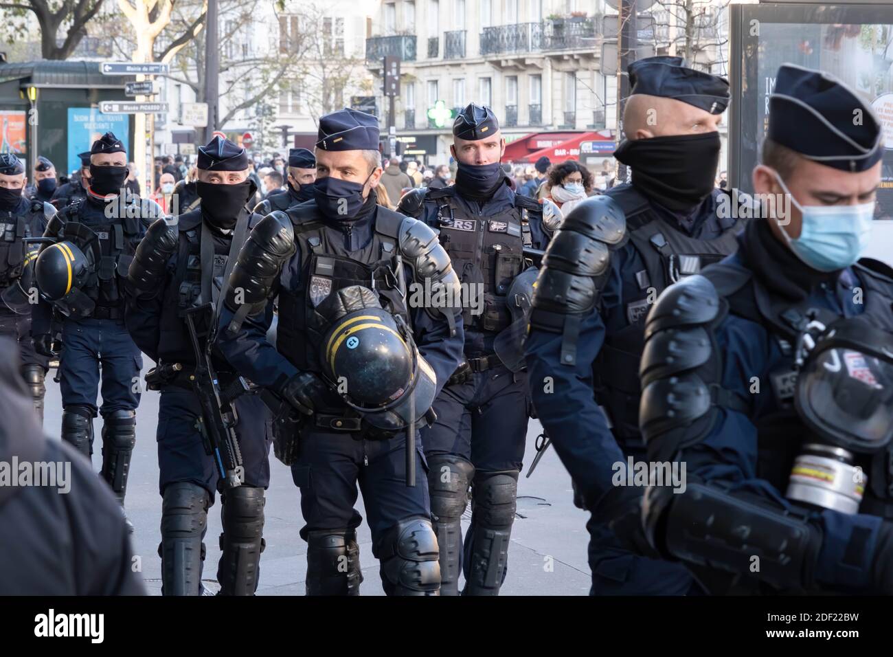 Paris, France - 28 novembre 2020 : lors de la marche contre la loi mondiale sur la sécurité, création d'une équipe de police Banque D'Images