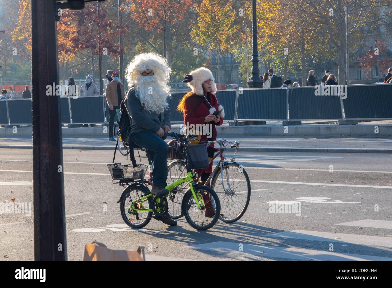 Paris, France - 28 novembre 2020 : un homme et sa femme vêtus de santa et un renne en vélo Banque D'Images