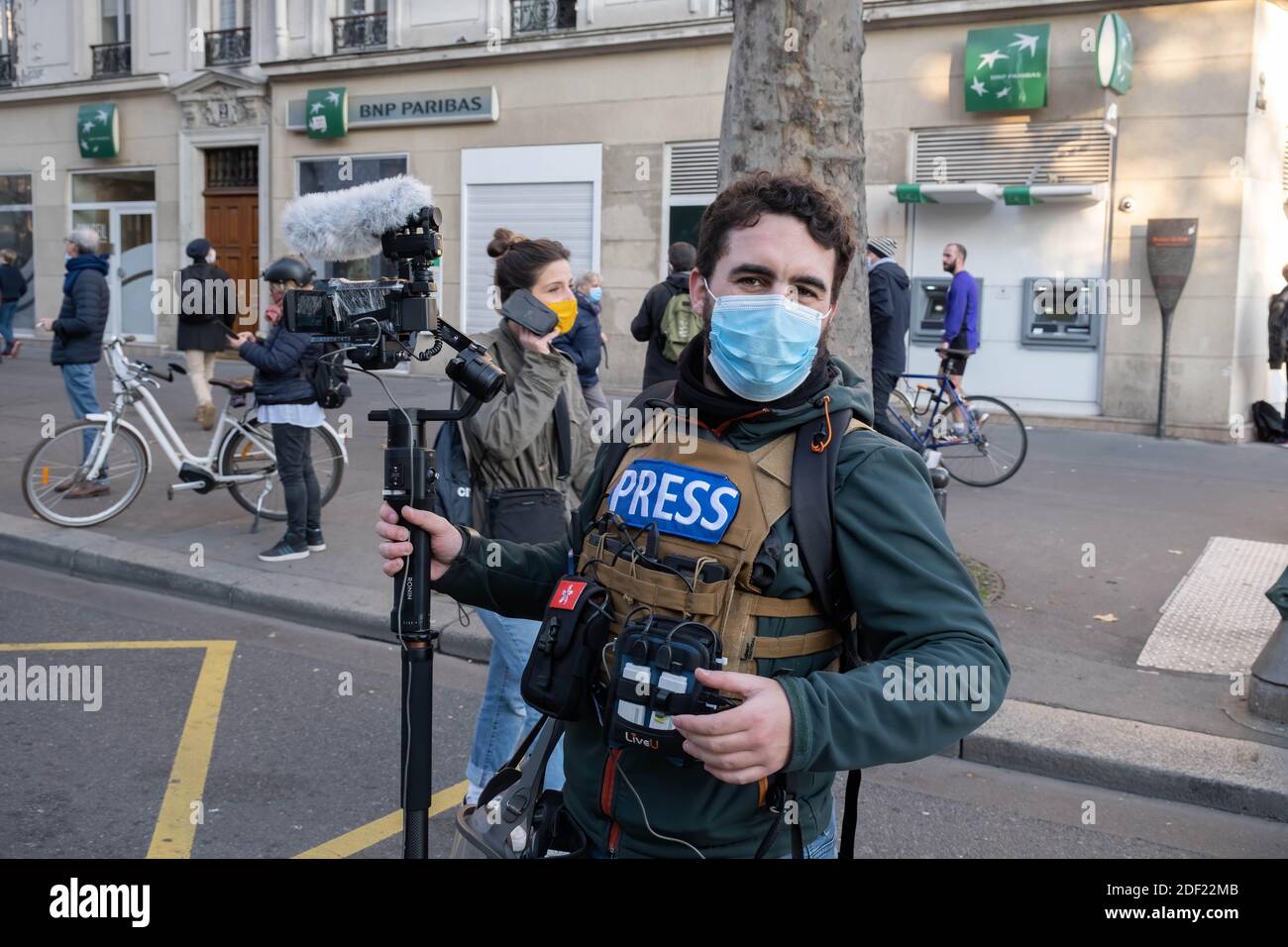 Paris, France - 28 novembre 2020 : lors de la marche contre le droit mondial de la sécurité, un journaliste s'est lourdement équipé Banque D'Images