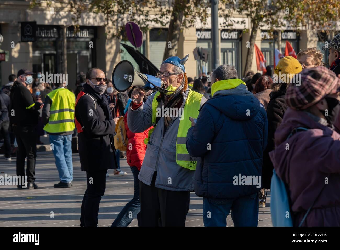 Paris, France - 28 novembre 2020 : lors de la marche contre la loi mondiale sur la sécurité, une veste jaune portant un casque gaulois criant dans un mégaphone Banque D'Images