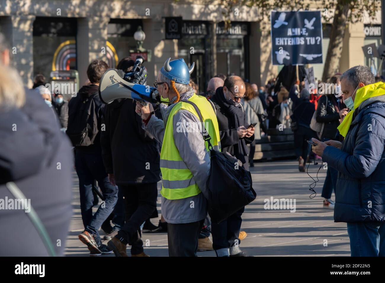 Paris, France - 28 novembre 2020 : lors de la marche contre la loi mondiale sur la sécurité, une veste jaune portant un casque gaulois criant dans un mégaphone Banque D'Images