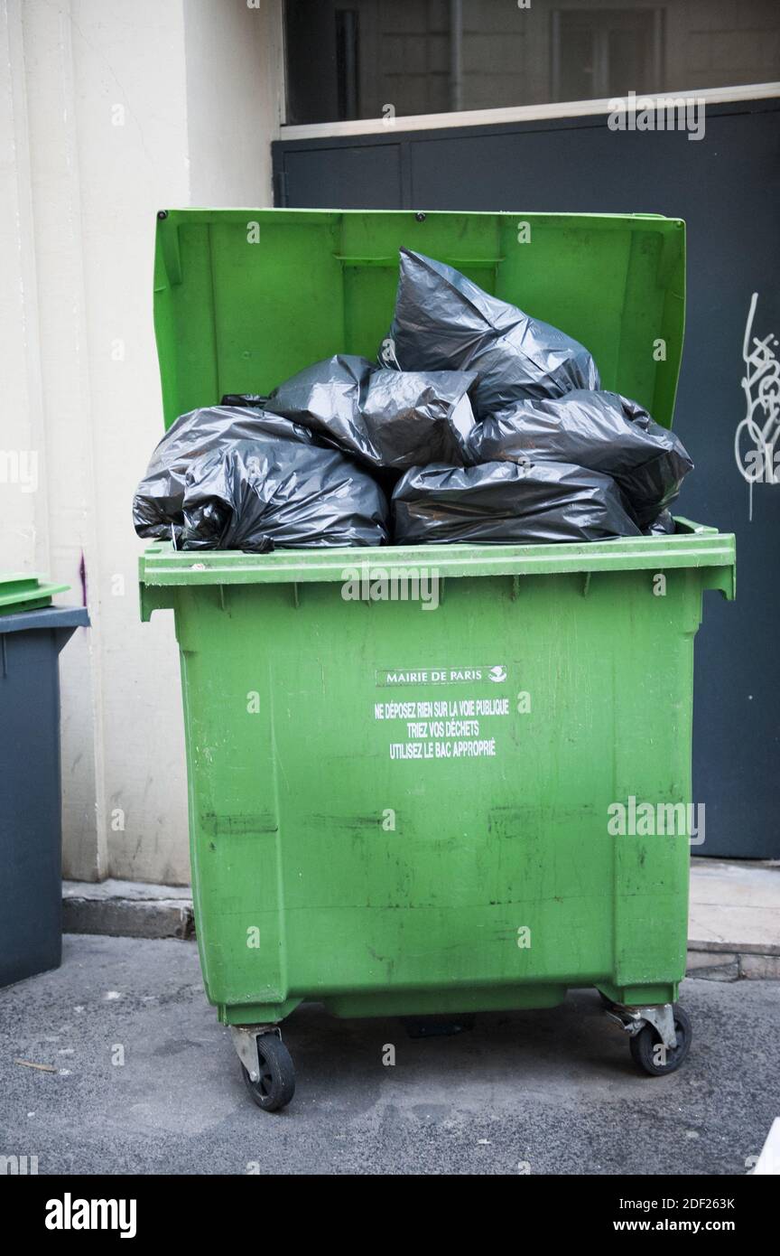 Des poubelles débordant sont vues dans une rue le 3 février 2020 à Paris,  France. Les trottoirs de plusieurs parties de Paris sont devenus des cours  d'obstacles de surcirculation des bennes à