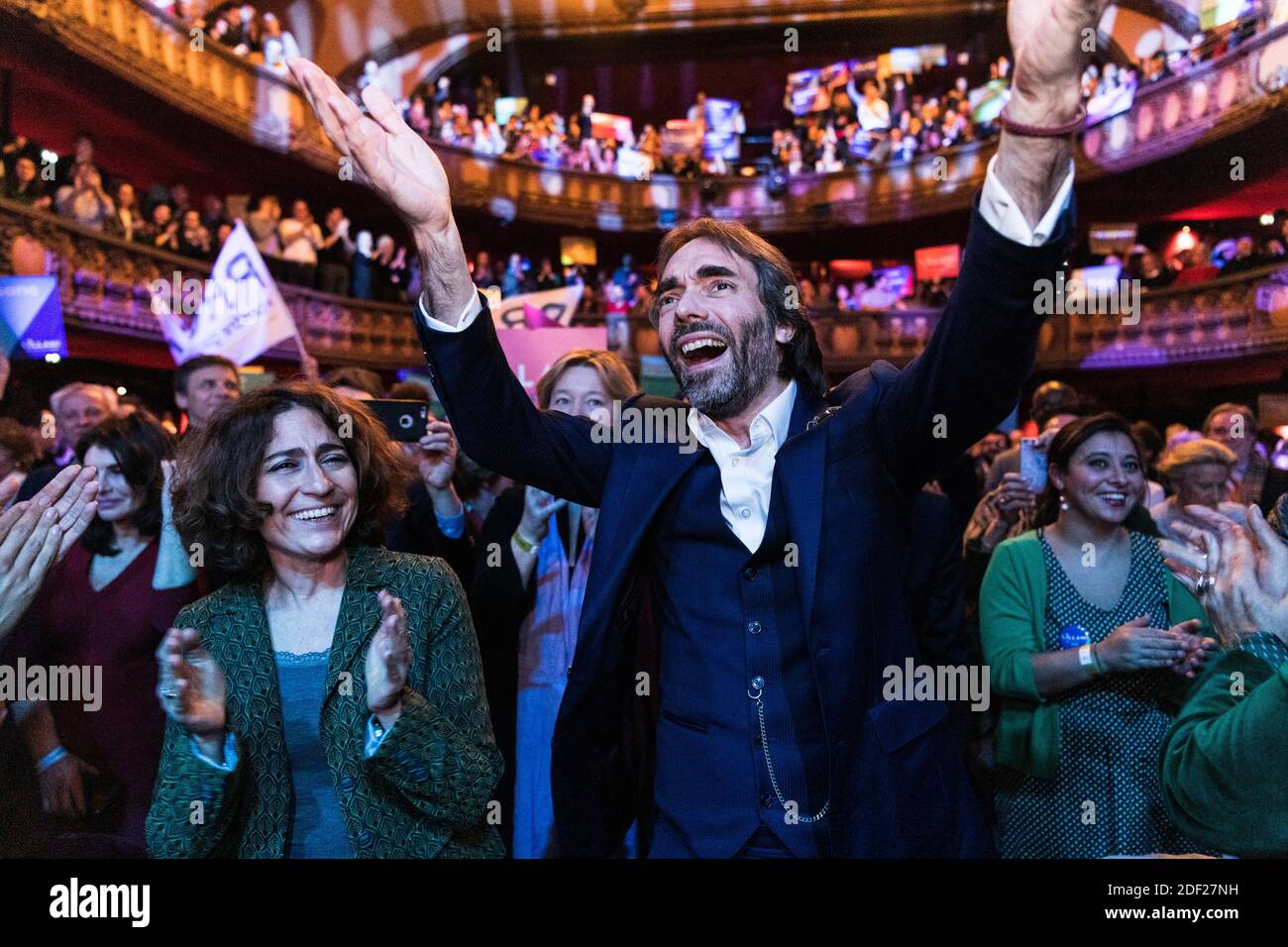 Cedric Villani, dissident candidat au Maire de Paris et ancien LREM, célèbre avec la foule lors de sa rencontre au Trianon, dans le 18ème arrondissement de Paris. Paris, France, 5 février 2020. Photo de Daniel Derajinski/ABACAPRESS.COM Banque D'Images