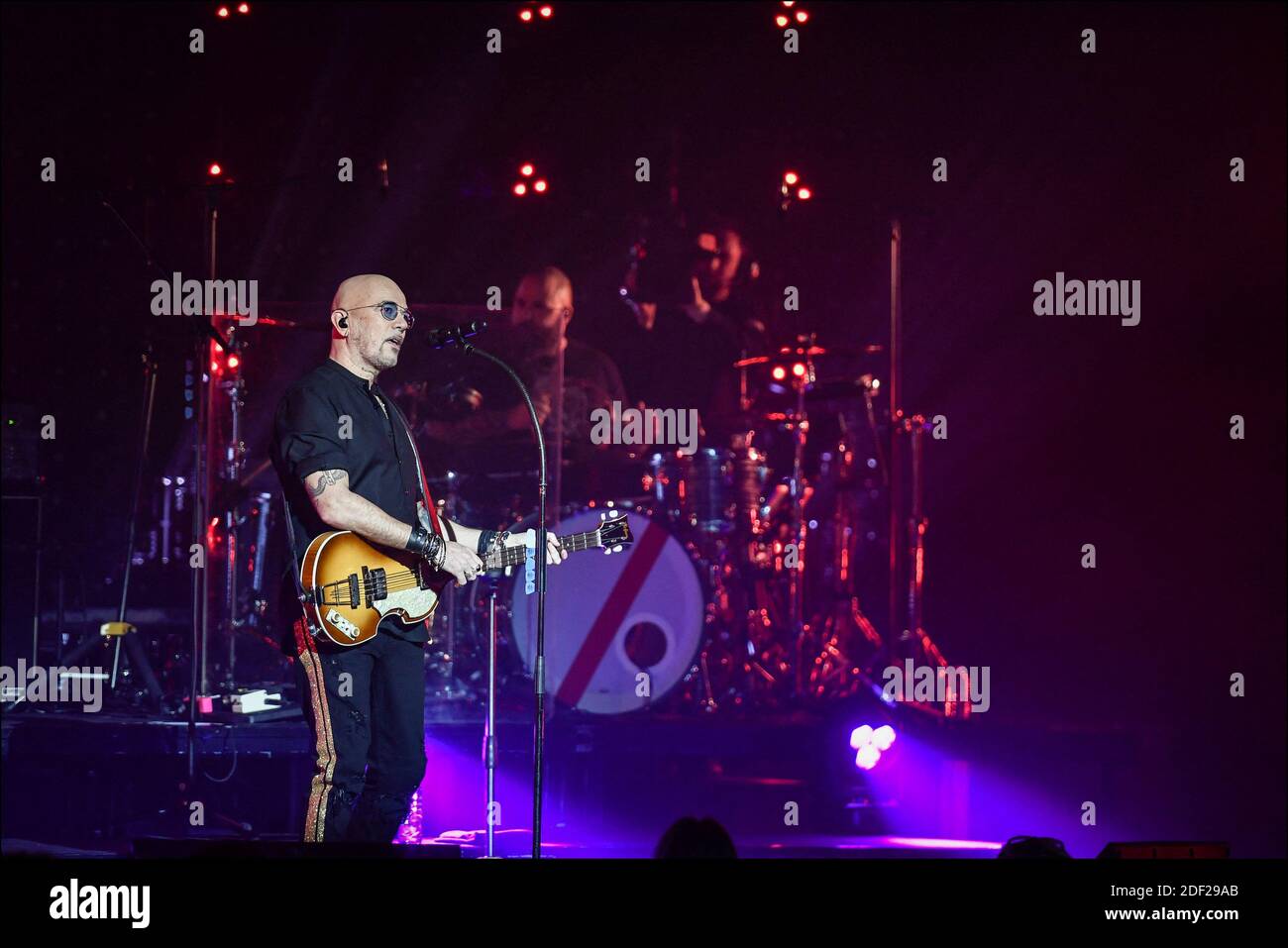 Pascal Obispo se produit lors du dernier et 100e concert de sa tournée à l'Olympia Hall de Paris, France, le 4 février 2020. Photo de Christophe Meng/ABACAPRESS.COM Banque D'Images