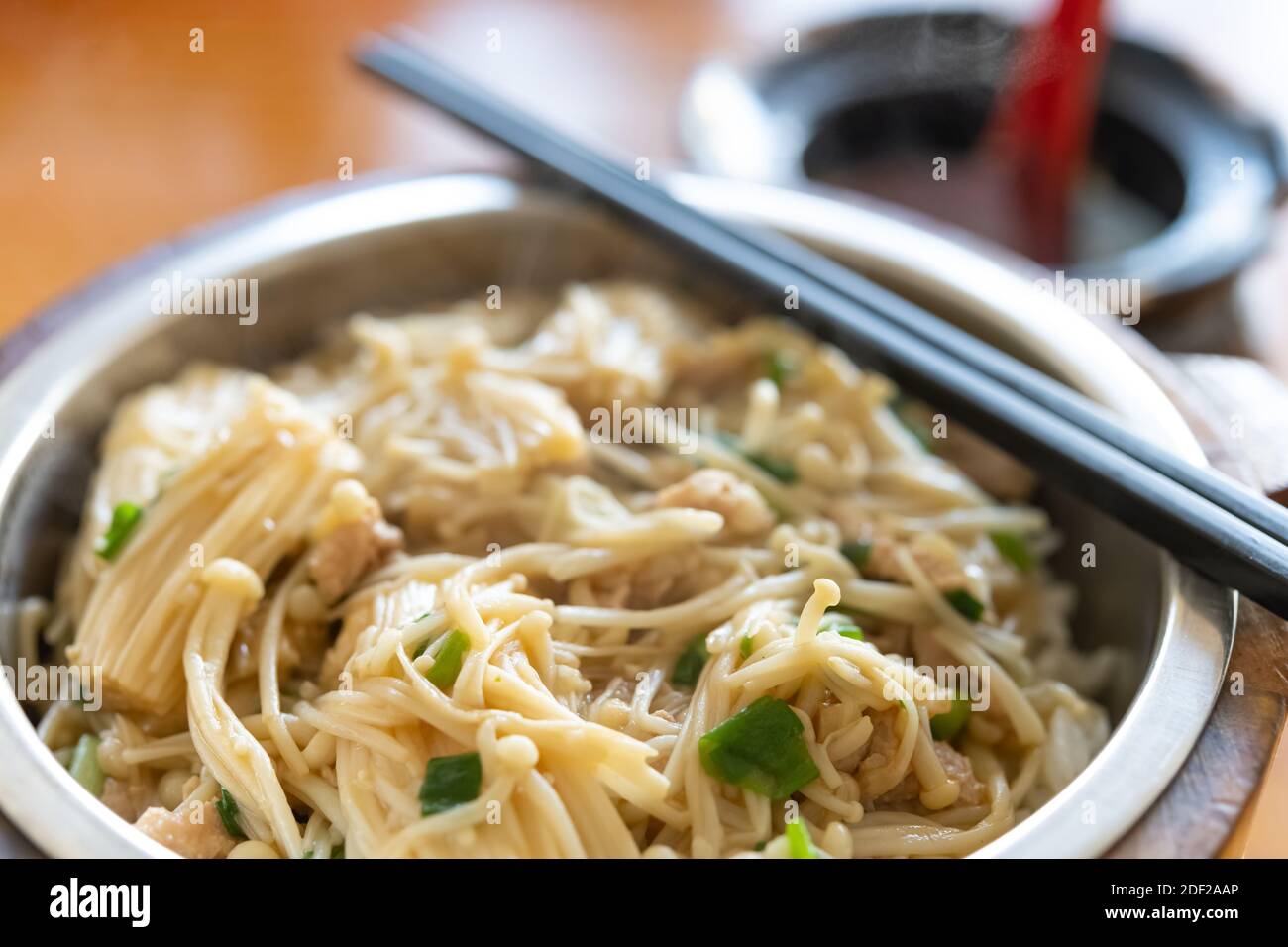 angle vue fast food enoki champignons et porc et riz avec composition horizontale de soupe Banque D'Images