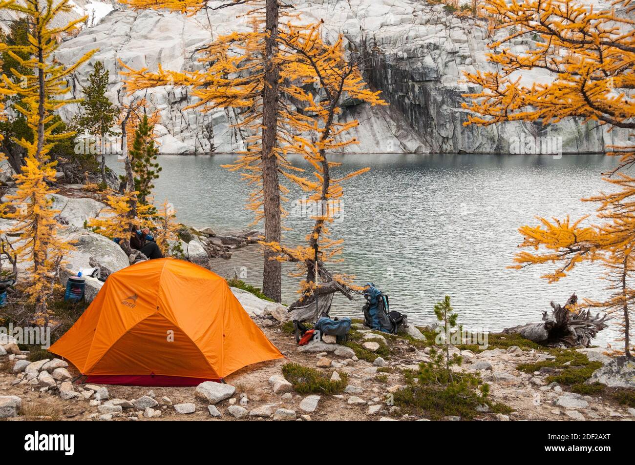 Tente de Backpacker et campement au lac Leprechaun dans les enchantements, Alpine Lakes Wilderness, Washington. Banque D'Images