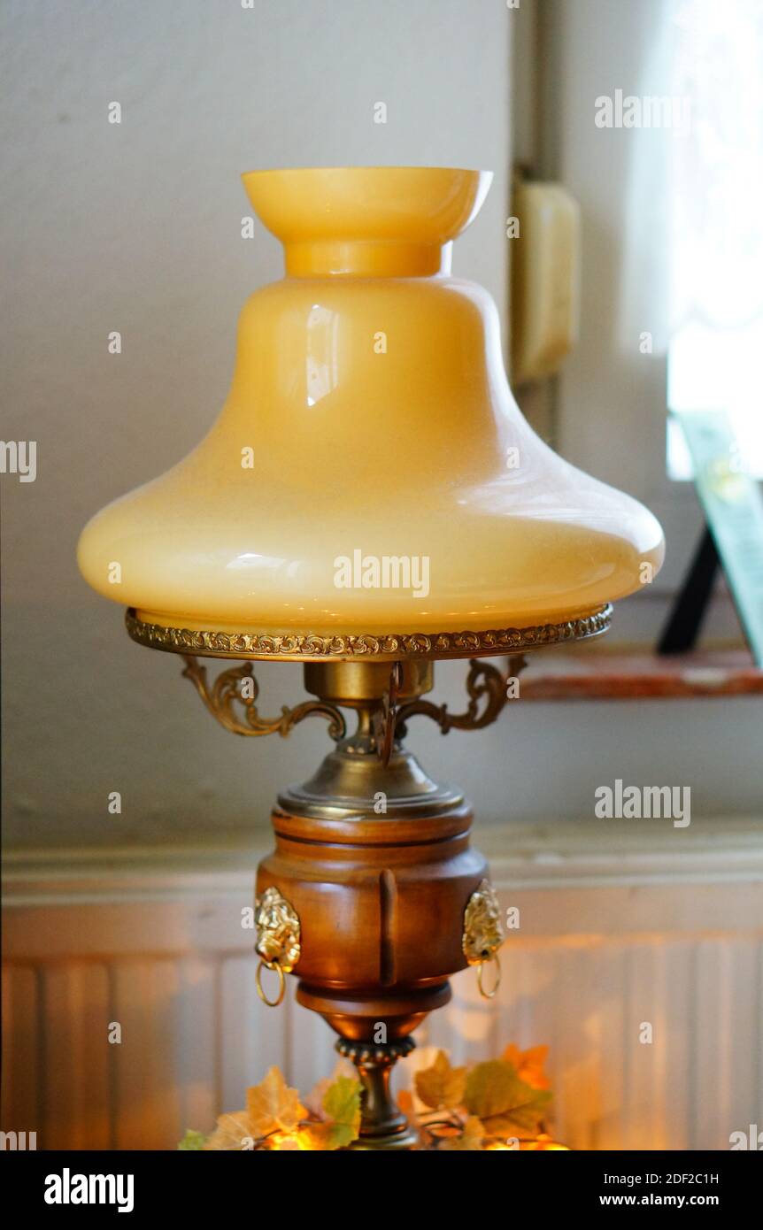 Un cliché vertical d'une lampe en bois dans une pièce Banque D'Images