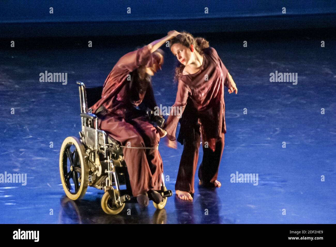 Miami Florida, New World School of the Arts Dance Theatre, théâtre AXIS Dance Company Disabled fauteuil roulant danseur scène de danse, étudiants acteurs a Banque D'Images