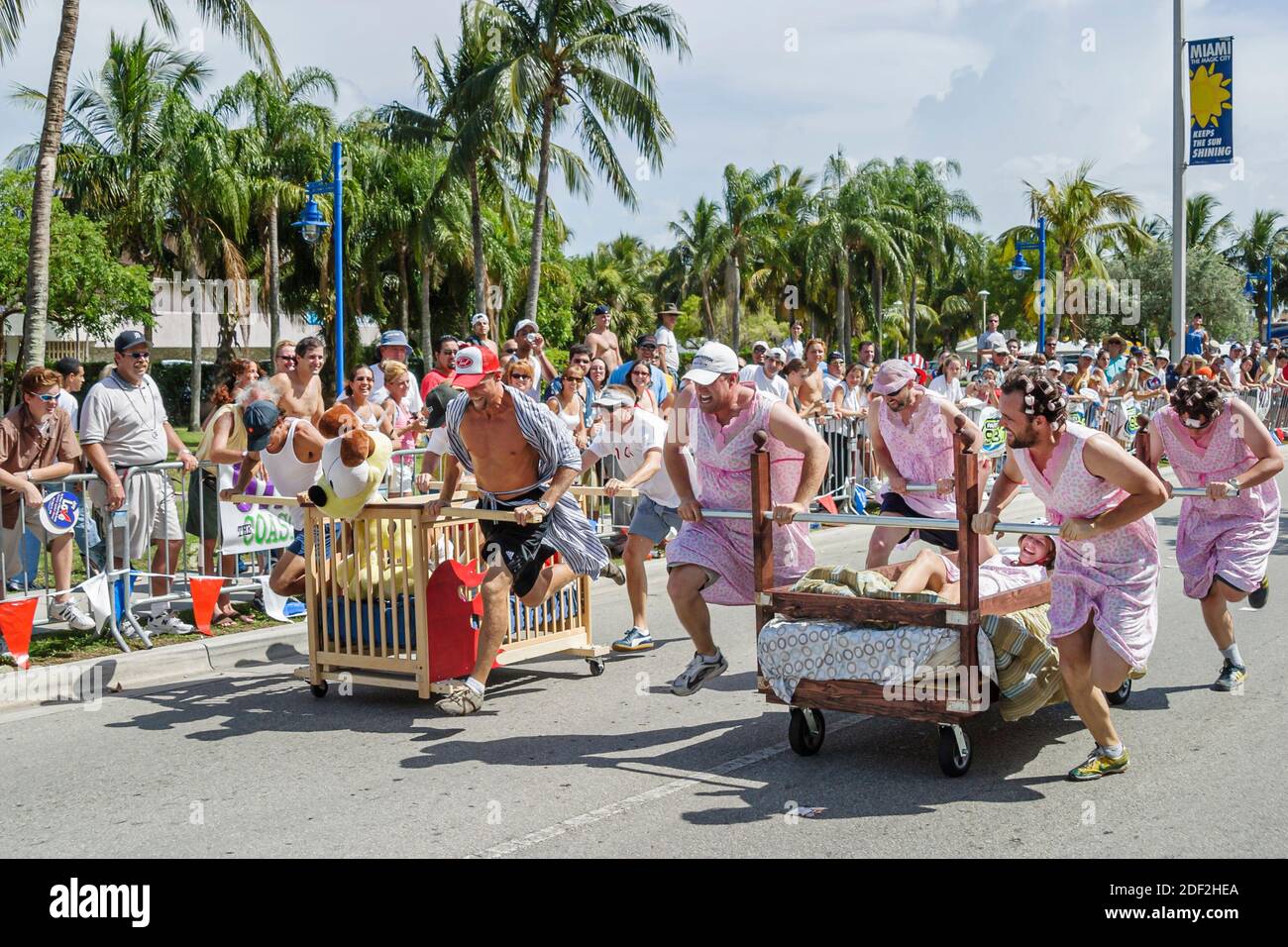 Miami Florida,Coconut Grove Peacock Park 4 de juillet Celebration Bed races hommes poussant en compétition, Banque D'Images