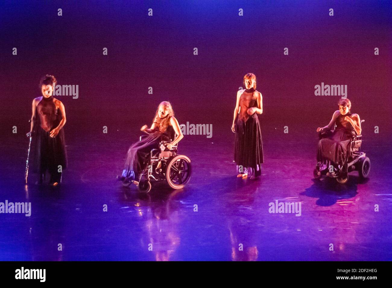Miami Florida, New World School of the Arts Dance Theatre, théâtre AXIS Dance Company Disabled fauteuil roulant danseur scène de danse, étudiants acteurs a Banque D'Images
