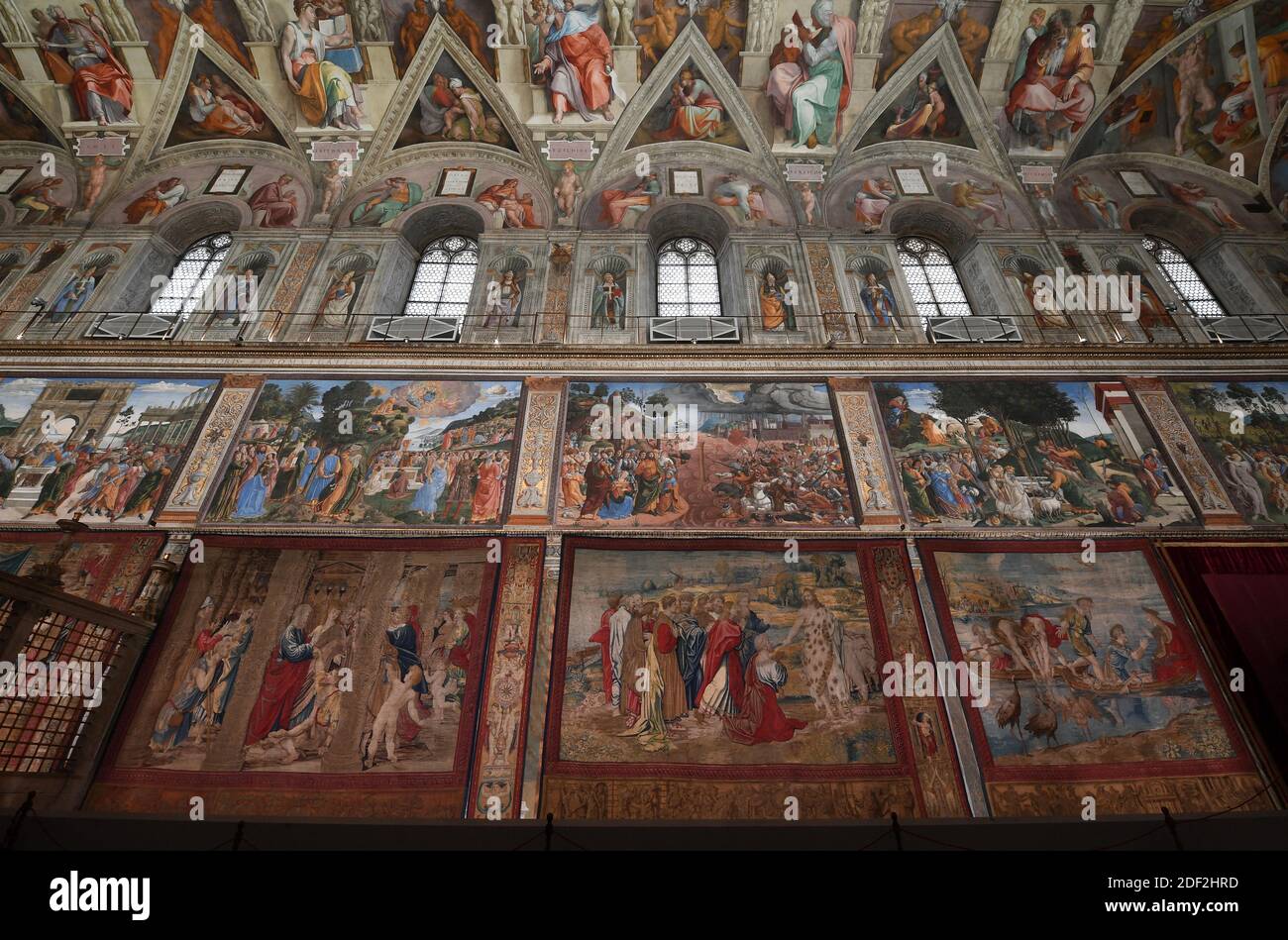 Pendant une semaine, les grandes tapisseries conçues par Raphaël sont retournées à la Chapelle Sixtine le 17 février 2020, alors que le Vatican célèbre le 500e anniversaire de la mort du maître de la haute Renaissance. De gauche à droite: 'La guérison de l'homme boiteux, Pasce Oves mess (la charge du Christ à Pierre) et le projet miraculeux des poissons'. Pour la première fois depuis 1983, les dix grandes tapisseries de Raphaël représentant la vie des saints Pierre et Paul sont exposées ensemble dans la Chapelle Sixtine, accrochée au niveau des yeux sous le plafond orné de fresques de Michel-Ange, comme ce fut le cas à l'origine. Commandé par P Banque D'Images