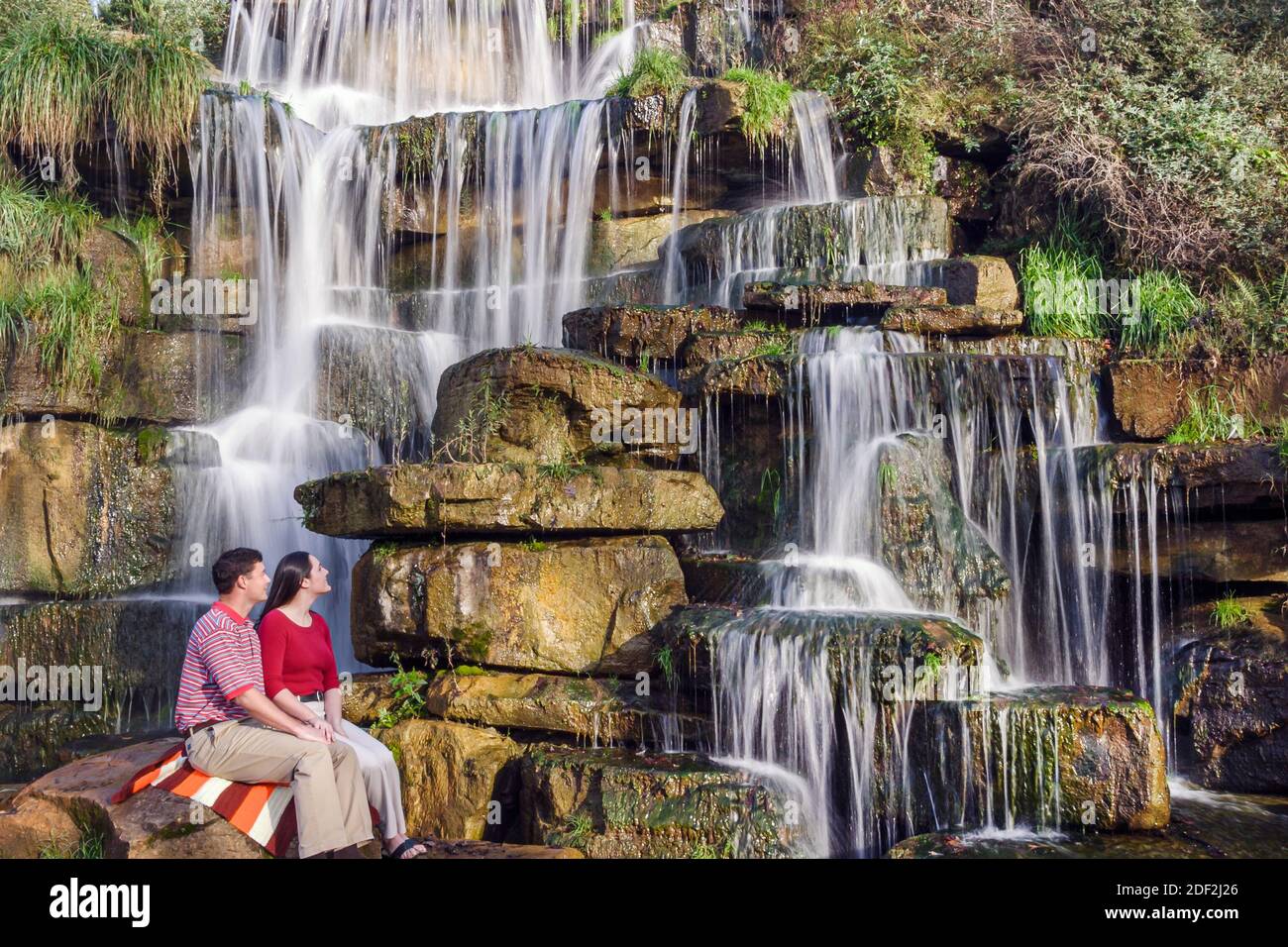 Alabama Tuscumbia Spring Creek Park Cold Water Falls, le plus grand couple de chutes d'eau naturelles en pierre artificielle du monde, homme femme, Banque D'Images