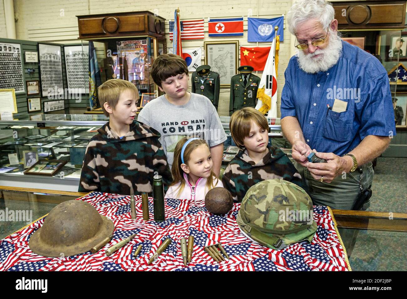 Alabama Athens Alabama Veteran's Museum & Archives, expositions collection casques munitions obus, garçons filles enfants, look look look man guide exlai Banque D'Images