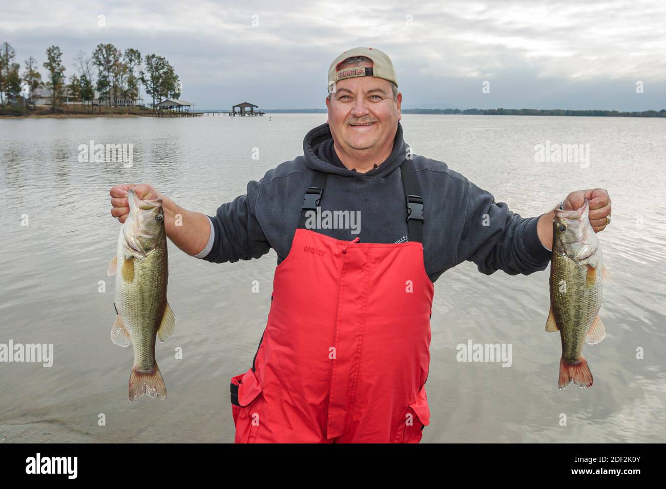 Alabama Cedar Bluffs Weiss Lake Bass pêcheur, pêche tient tenant des prises de poisson, Banque D'Images