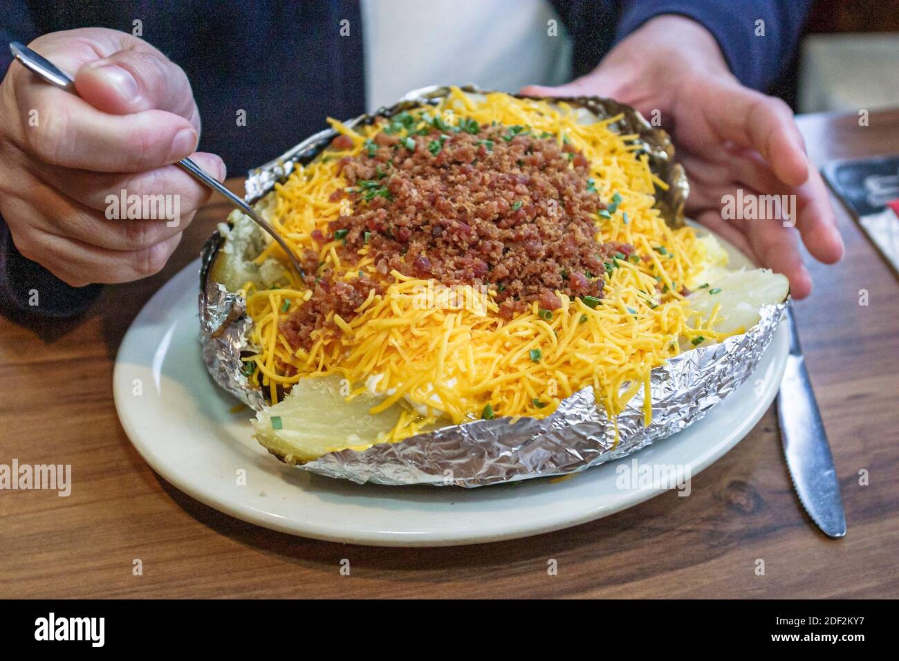 Alabama Decatur Big Bob Gibson BBQ restaurant, intérieur servant boeuf de porc poulet bar-b-q de pommes de terre farcies, Banque D'Images