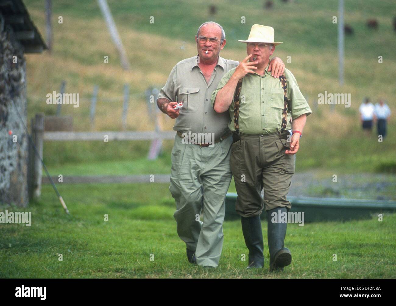 Michel Charasse, ancien ministre et ancien membre du Conseil constitutionnel français, décède à 78 ans. Dossier - Michel Charasse, Guy Ligier au Lac Chauvet, Puy de Dome, France le 5 août 1993. Photo de Didier Baverel/ABACAPRESS.COM Banque D'Images