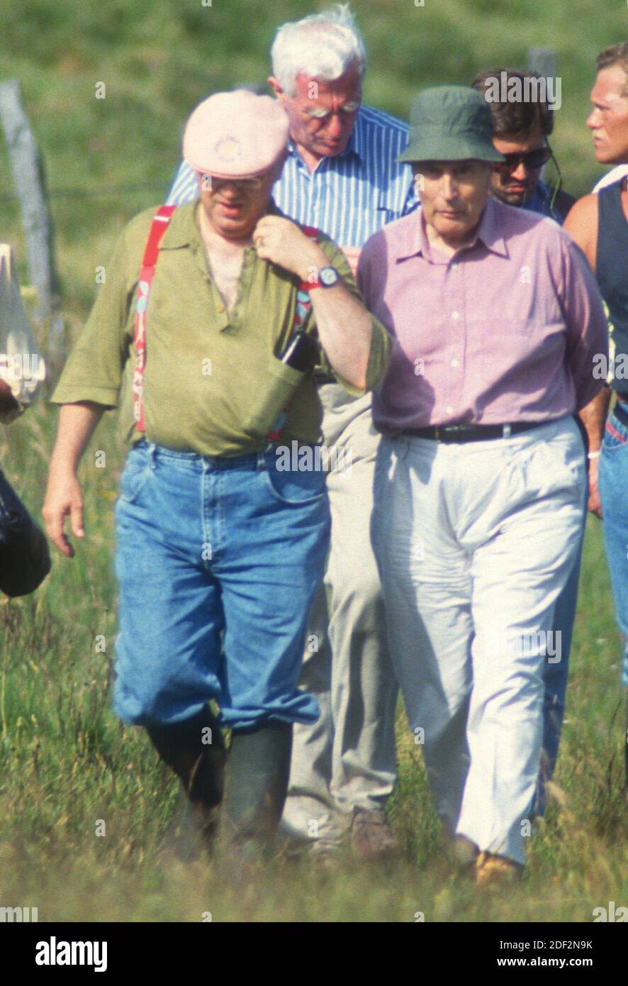 Michel Charasse, ancien ministre et ancien membre du Conseil constitutionnel français, décède à 78 ans. Dossier - ancien président français François Mitterrand, Michel Charasse, Guy Ligier à Lac Chauvet, Puy de Dome, France le 13 août 1994. Photo de Didier Baverel/ABACAPRESS.COM Banque D'Images