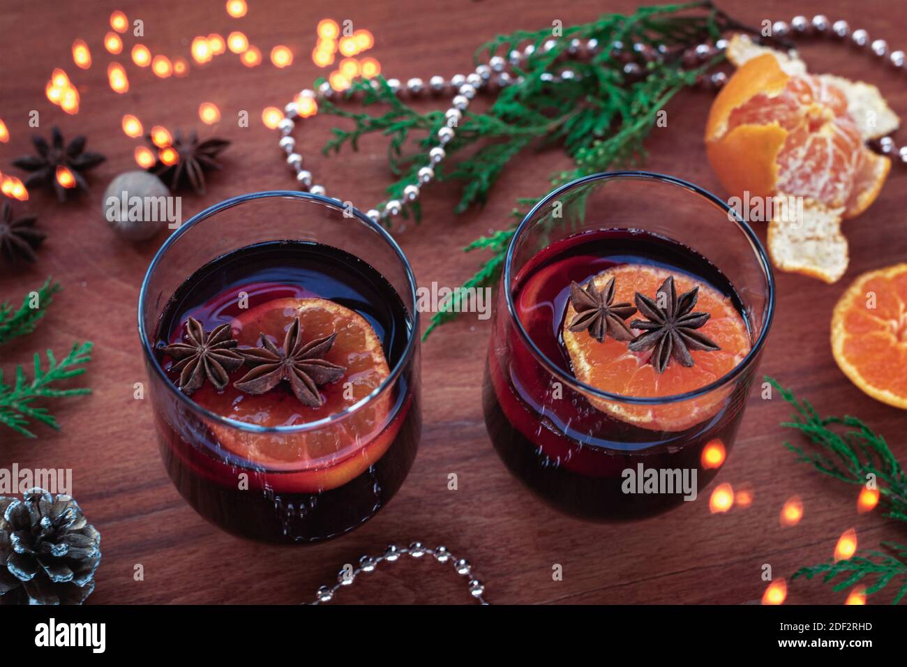 Deux verres de vin chaud aux agrumes, anis étoilé, muscade sur table en bois. Boisson de Noël de saison, décorations du nouvel an, vue du dessus. Banque D'Images