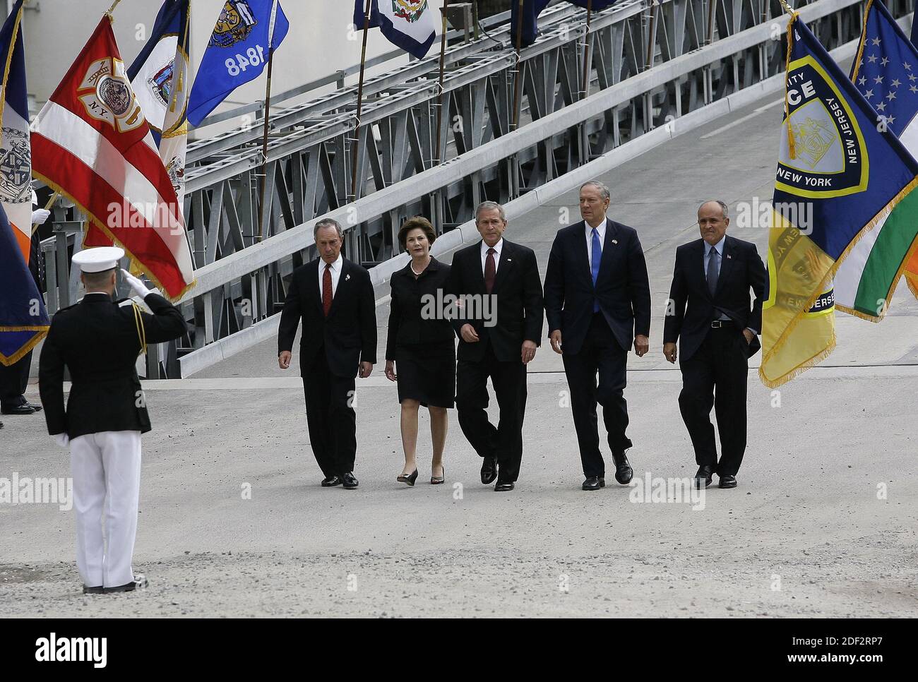 New York, NY - le 10 septembre 2006 -- le président des États-Unis George W. Bush et la première dame Laura Bush ont assisté à une cérémonie de solem à la base de Ground Zero pour marquer les cinq ans d'anniversaire des attaques terroristes. Le président et la première dame ont déposé une couronne dans une petite piscine de cérémonie. Le maire de New York Michael Bloomberg, le gouverneur de New York George Pataki et l'ancien maire de New York Rudy Giuliani étaient également présents. Photo de Gary Fabiano/Pool /CNP/ABACAPRESS.COM Banque D'Images