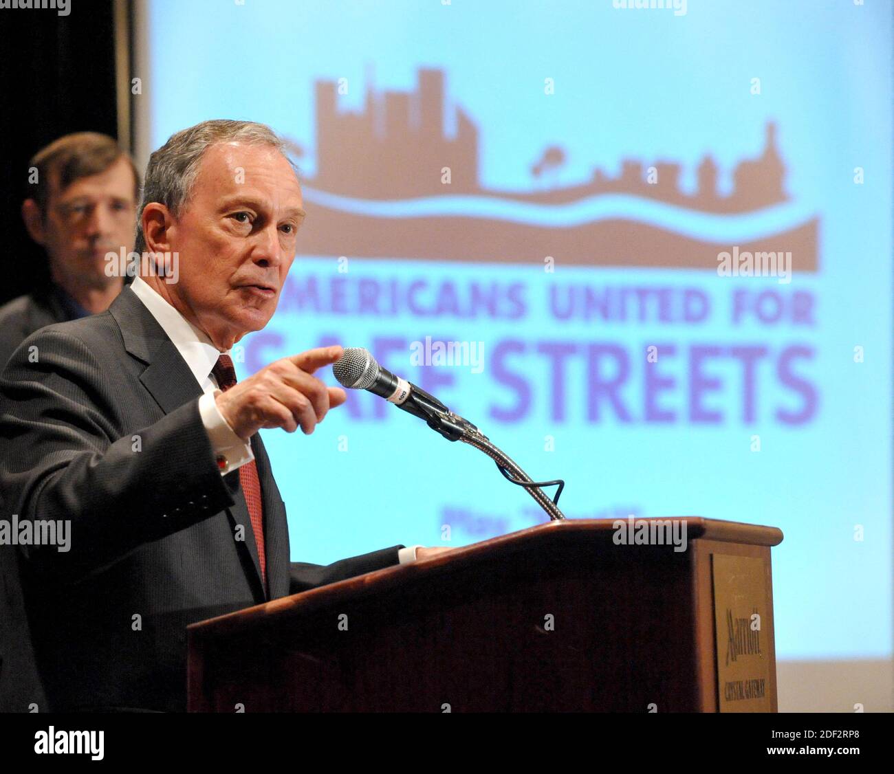 Arlington, va - le 13 avril 2009 -- le maire de New York Michael Bloomberg, se présente à une conférence de presse à Arlington, en Virginie, parrainée par Americans United for Safe Streets pour présenter une publicité télévisée appelant l'ancien procureur général de l'État de Virginie, Bob McDonnell, un candidat républicain pour le gouverneur de la Virginie, De reconsidérer son opposition à la fermeture de l'échappatoire qui permet aux criminels d'acheter des armes sans faire l'objet d'une vérification des antécédents le lundi 13 avril 2009. Photo de Ron Sachs / CNP/ABACAPRESS.COM Banque D'Images