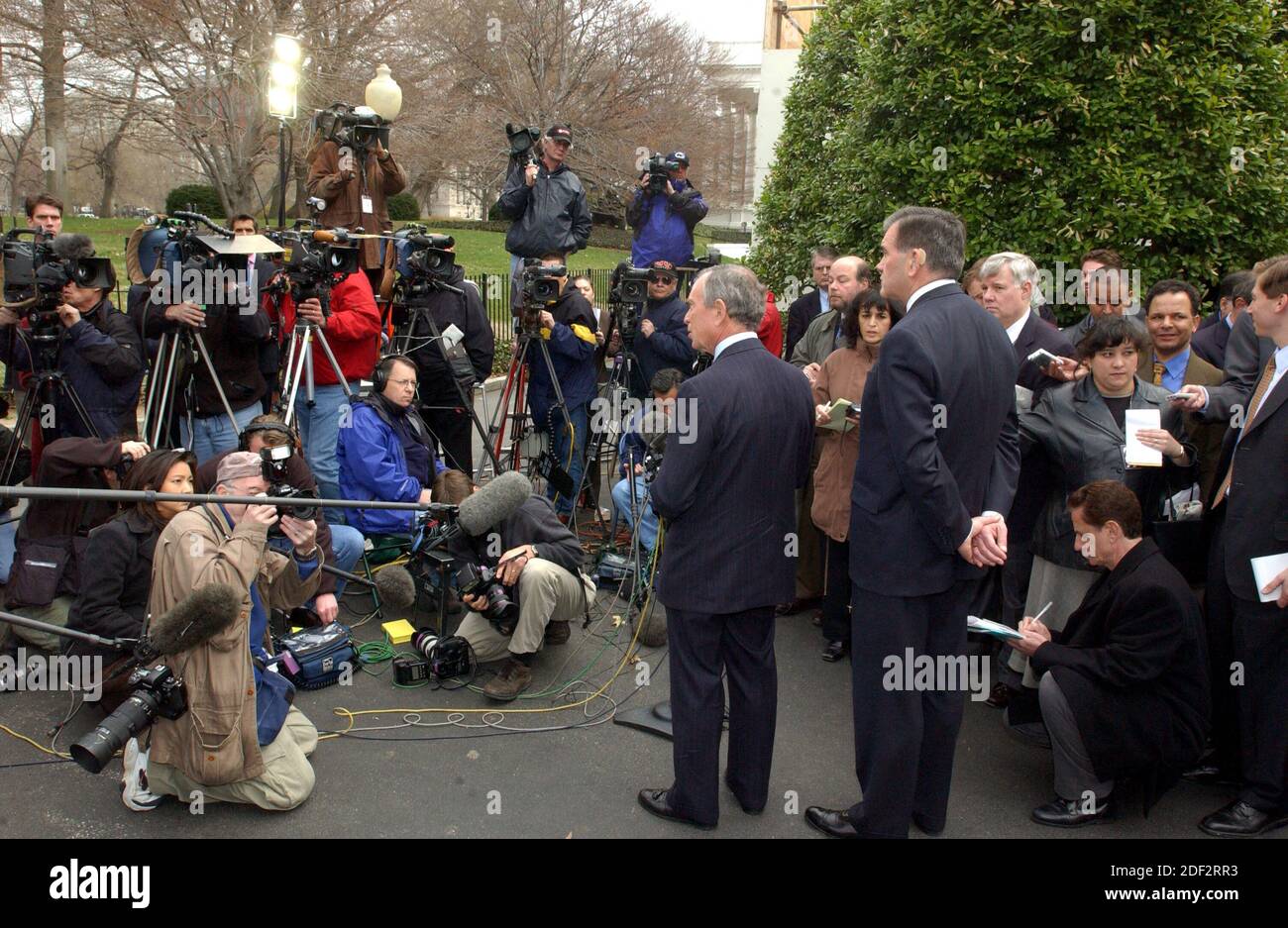 Le maire de New York, Michael Bloomberg, et le secrétaire américain à la sécurité intérieure, Tom Ridge, rencontrent des journalistes à la Maison-Blanche à Washington le 19 mars 2003, à la suite de leur réunion dans le Bureau ovale avec le président Bush. Photo de Ron Sachs / CNP/ABACAPRESS.COM Banque D'Images