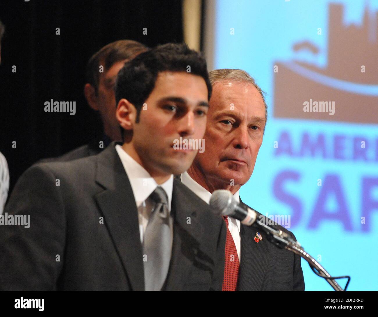 Arlington, va - le 13 avril 2009 -- Omar Samaha, frère de Reema Samaha, étudiante de Virginia Tech, à gauche, et Michael Bloomberg, maire de New York, à droite, apparaissent lors d'une conférence de presse à Arlington, Virginia sponsorisée par Americans United for Safe Streets pour présenter une publicité télévisée appelant l'ancien procureur général de l'État de Virginie Bob McDonnell, un candidat républicain pour le gouverneur de la Virginie, De reconsidérer son opposition à la fermeture de l'échappatoire qui permet aux criminels d'acheter des armes sans faire l'objet d'une vérification des antécédents le lundi 13 avril 2009. Photo de Ron Sachs / CNP/ABACAPRESS.COM Banque D'Images