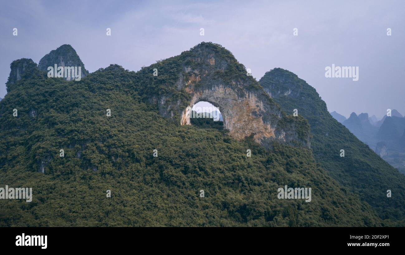 MOON HILL MOUNTAIN, YANGSHUO, CHINE Banque D'Images