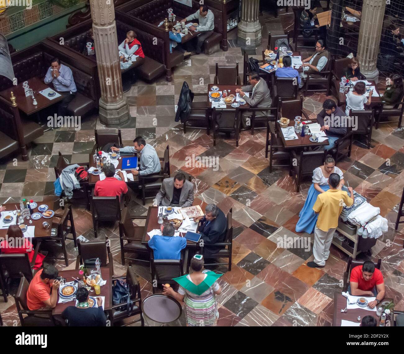 Diners dans la Casa de Azulejos Sanborns une chaîne de restaurants de style mexicain à Mexico, Mexique Banque D'Images