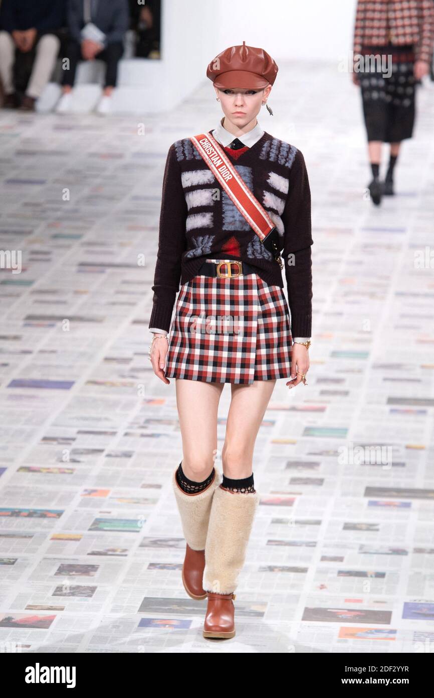 Un modèle marche sur la piste pendant le spectacle Christian Dior dans le  cadre de la semaine de la mode de Paris vêtements pour femmes automne/hiver  2020/2021 à Paris, en France, le
